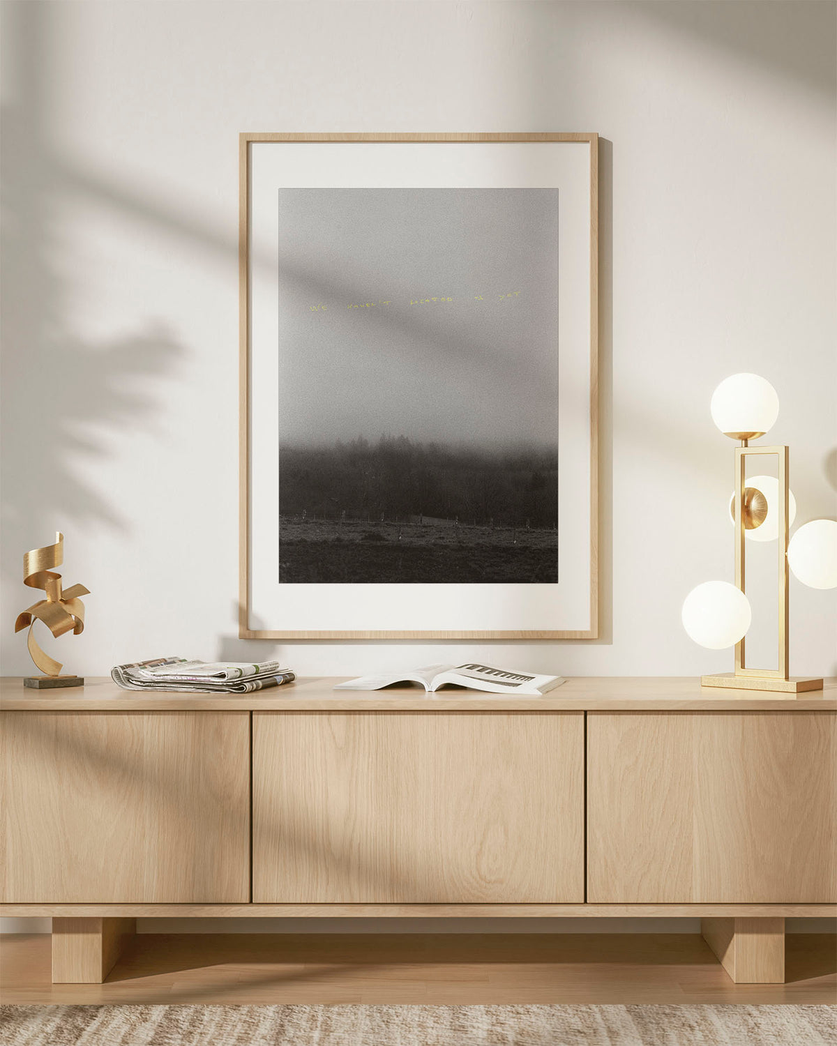 Het werk van Gewoon Thijs "We Haven't Located Us Yet" op een zwart-witfoto.