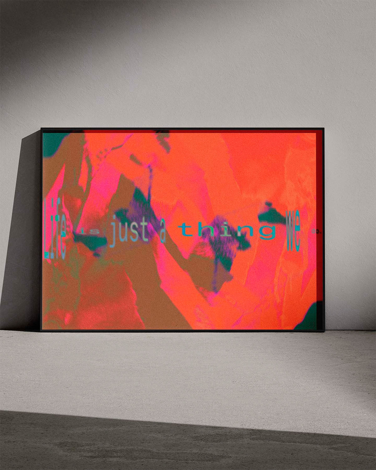 Het werk van Gewoon Thijs "Life Is Just A Thing We Do" in een zwart kader op de grond.