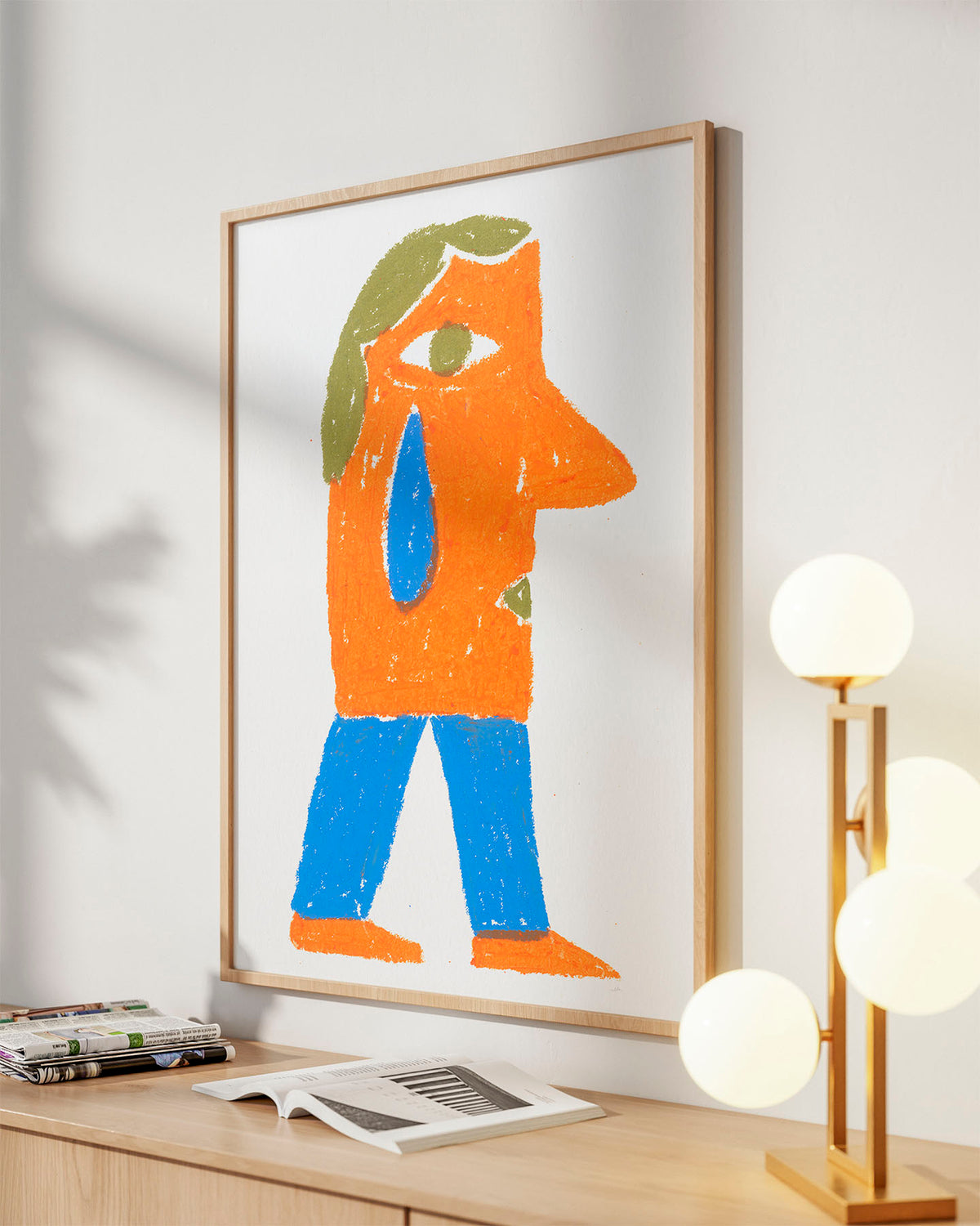 Het werk van Ella "Mannetje" vanuit een hoek getoond in eiken frame hangend boven een kast