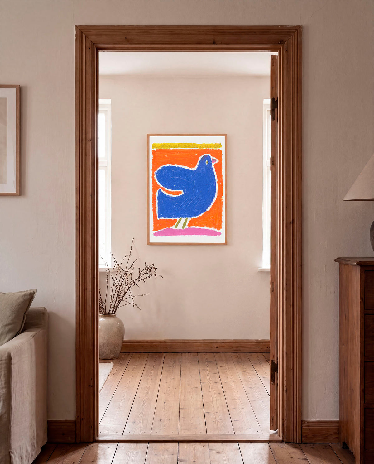 Het werk van Ella "Vogel" getoond door een deuropening waarbij het werk te zien is in de volgende ruimte