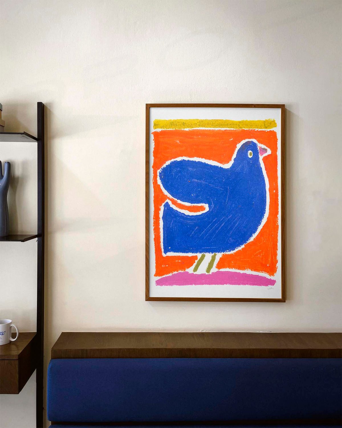 Het werk van Ella "Vogel" in een modern interieur en frame.